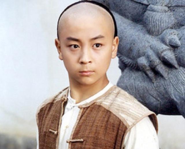 释小龙当年可以说是家喻户晓的一位童星,很多时候出演的是一位小和尚