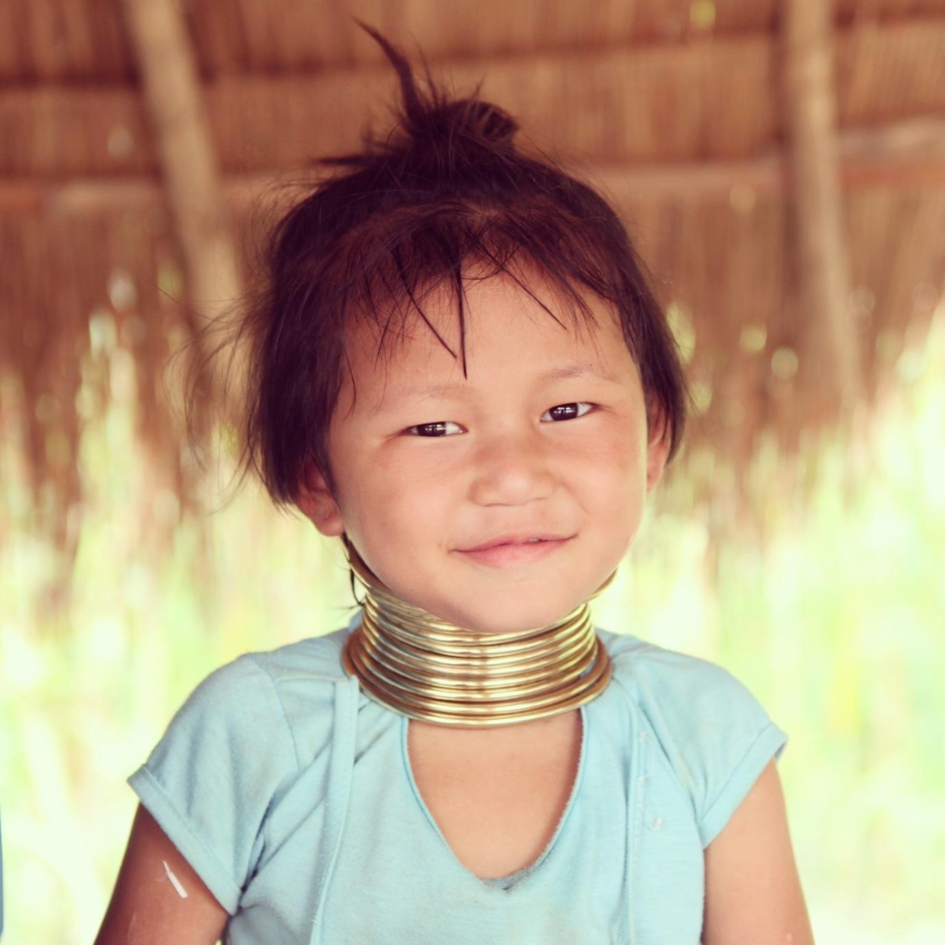 走进神秘长颈族部落取下铜环的样子太可怕