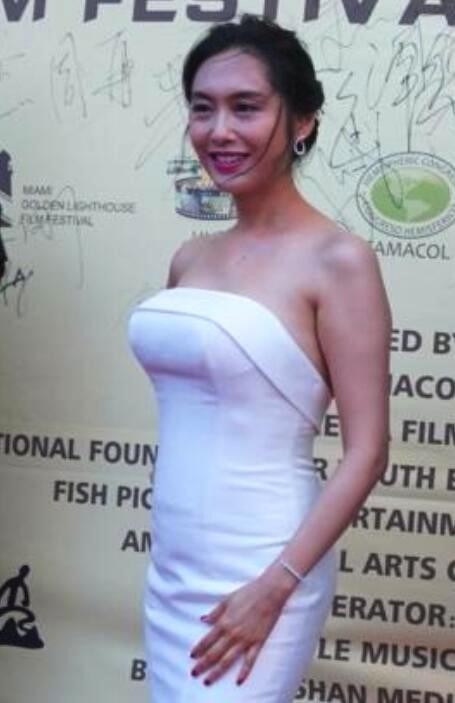 紫霞仙子朱茵出席活动穿抹胸裙美成仙可这一转身有点尴尬