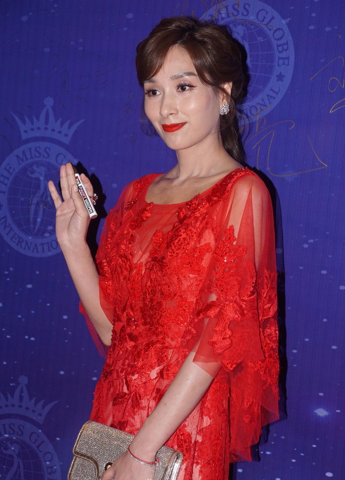 杨恭如红色装扮现身活动,44岁的她依旧美成. 来自娱乐小萌货 - 微博