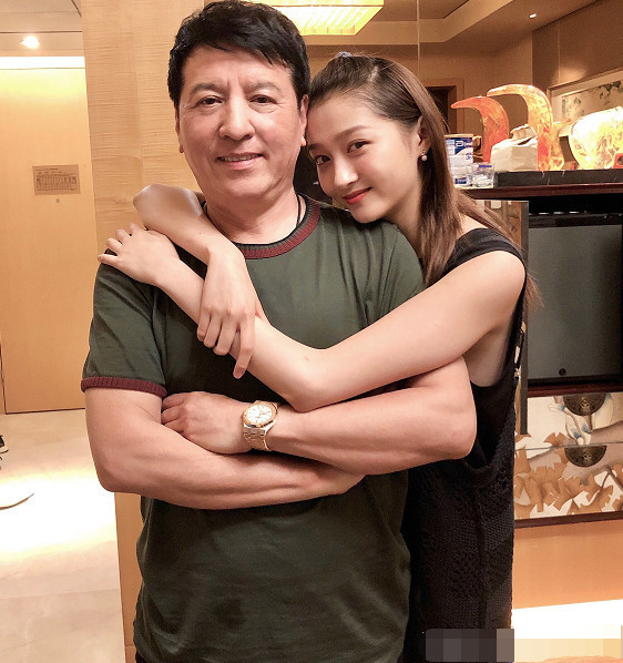 关晓彤与爸爸合影,墙角的鞋子抢镜,网友炸了:你女婿不错!