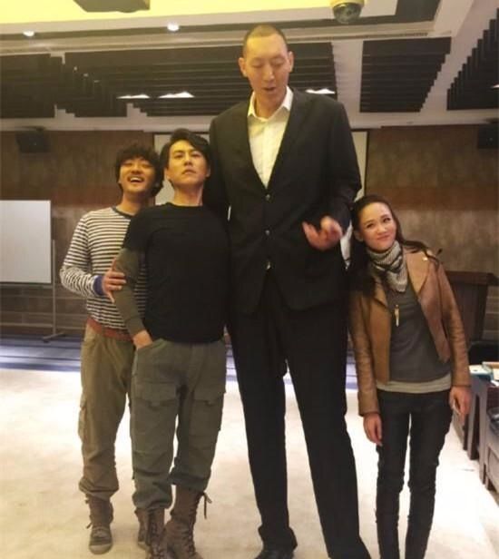 2米36巨人合影什么体验?巨石强森小鸟依人,c罗连他肩膀都不到