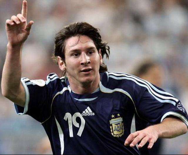 顶级巨星第一次上世界杯是什么样的,齐达内头发茂密,梅西打替补