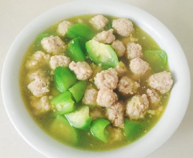 肉丸汤这么做, 让汤味美色鲜, 肉感也会很香酥!