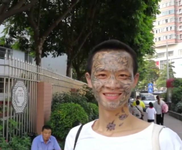 小伙全脸做永久性纹身,遭路人和网友无情"吐槽",都不用洗脸了!