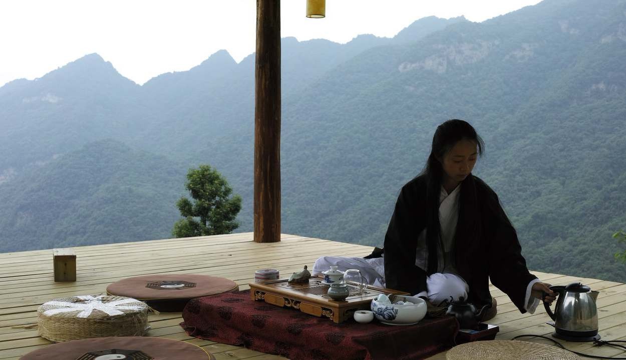 男子隐居深山8年 与女弟子结婚生俩娃 下棋喝茶抚琴日子逍遥