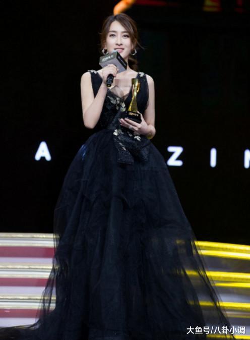 马苏出席晚会中门大开, 黑色蕾丝春光乍泄, 网友