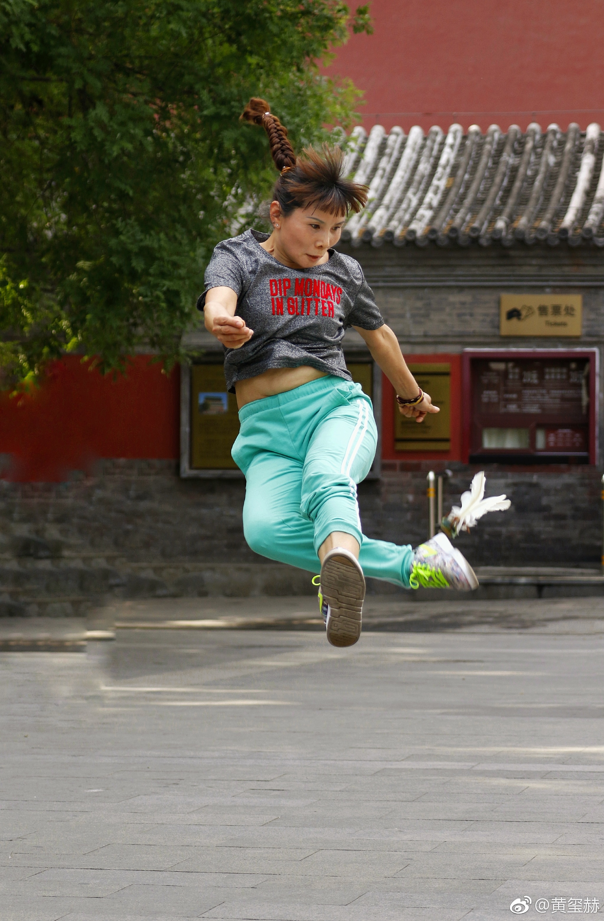 一个哥们儿抓拍的钟鼓楼五朵金花之中的两名踢毽好手.