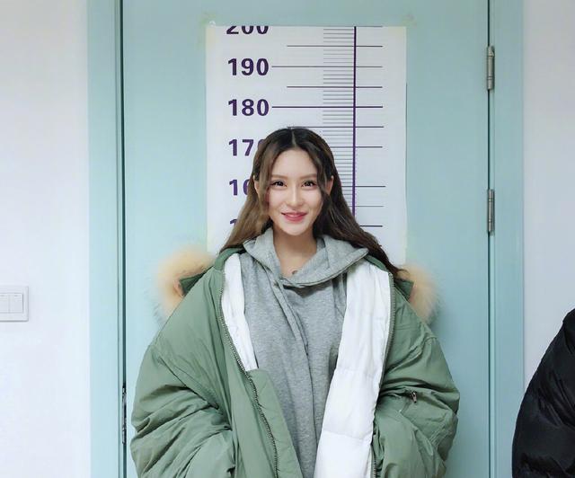 她是西安女娃,15岁就是夜店女王,曾打编导被村民骂,如今变这样