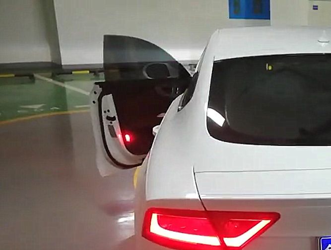 青岛车库偶遇奥迪a7,看到后车窗上一排字,网友称:得离远点!