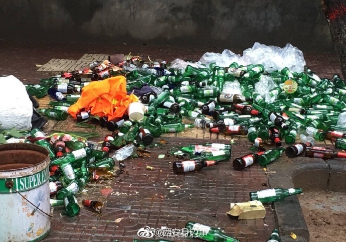 人行道被酒瓶垃圾占据 异味扑鼻通行不便