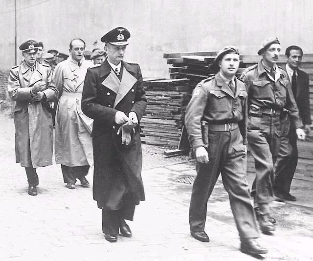 二战德国军装最好看?先要看看自己体型和颜值,像小区保安!