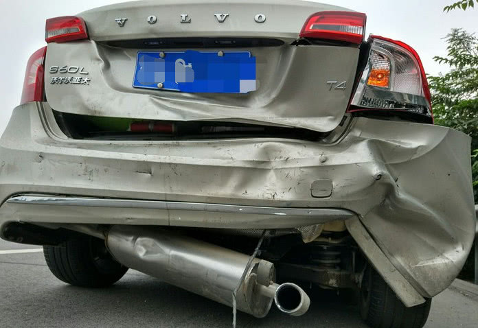 大众帕萨特追尾沃尔沃s60l,车主:沃尔沃这车根本不安全