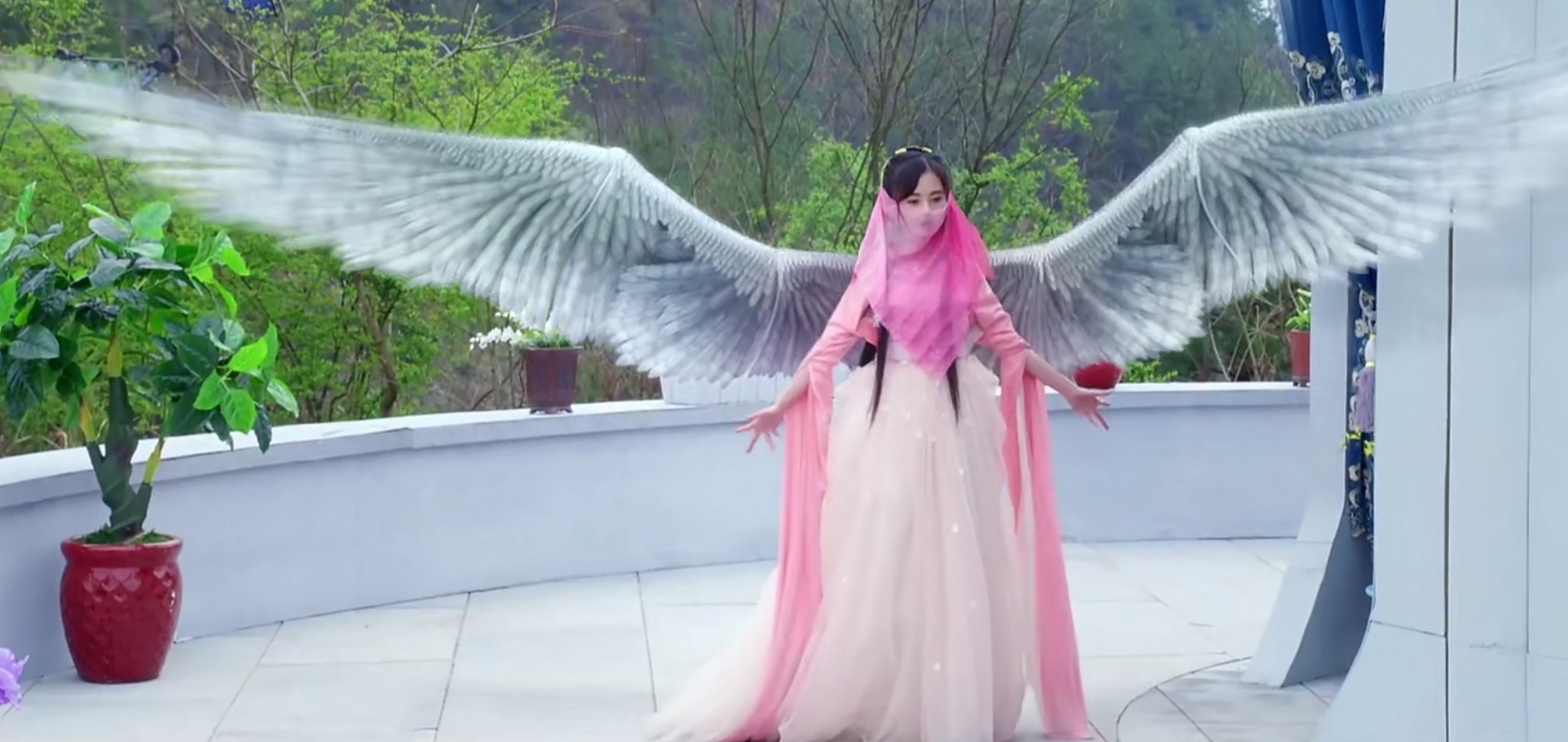 当女星遇到"翅膀",鞠婧祎犹如仙女,颖宝热巴美,关晓彤的亮