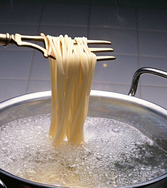 煮面条是冷水下锅还是热水下锅,大厨教你一招,好吃
