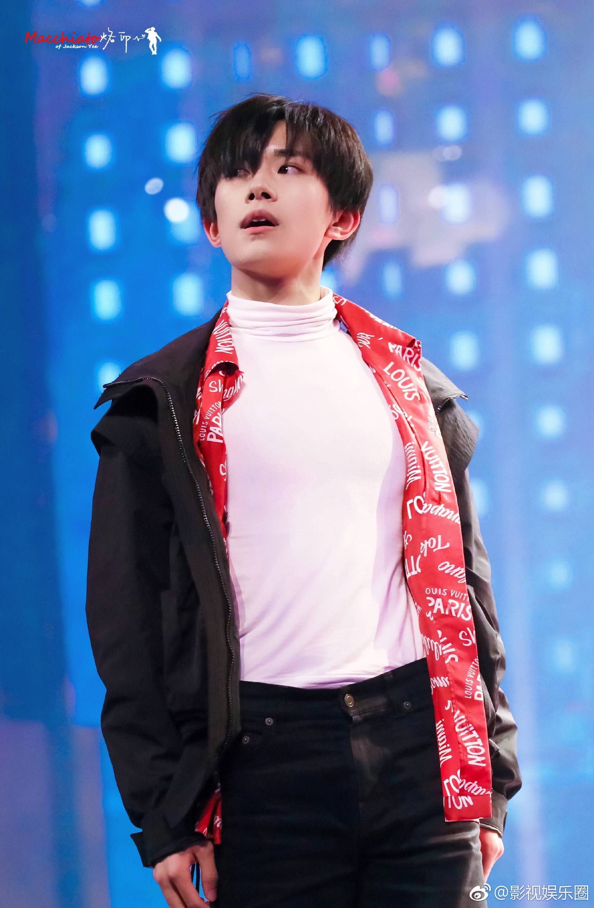 坤坤脱掉黑色外套老干部秒变白衣少年,颜值气质可塑性时尚感爆灯