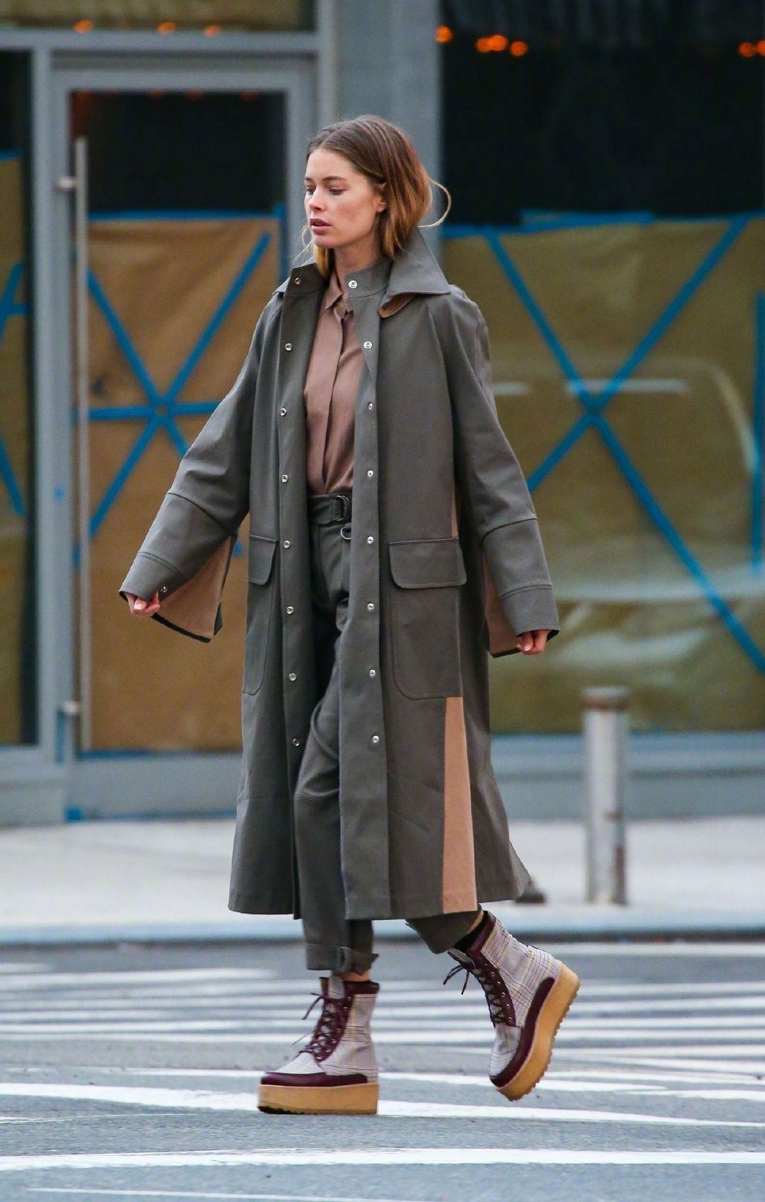 当地时间11月30日杜晨doutzen kroes 在纽约街头拍摄的花絮