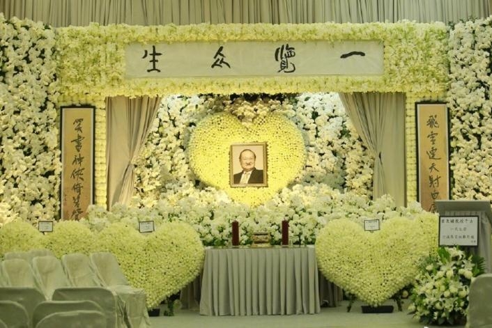 片哀思当中,隔天全国各大报纸都在头版头条报道了金庸先生去世的消息