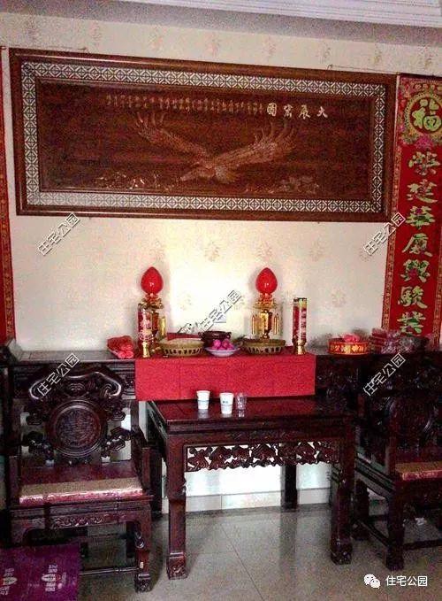 入户设置堂屋,神龛位,挂"大展宏图"刺绣装饰.