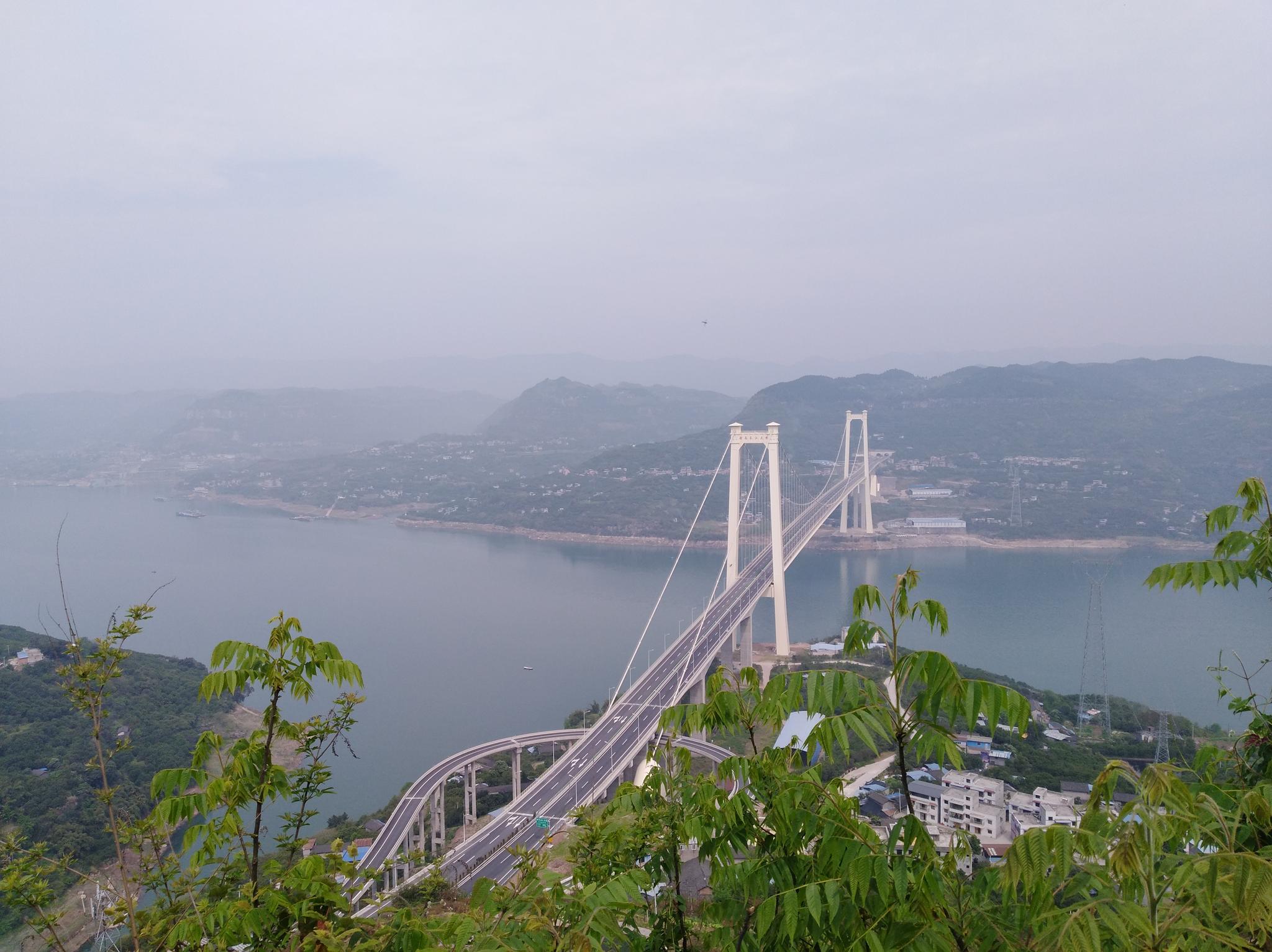 山头俯瞰重庆第二大城市 高楼大桥尽收眼底蔚为壮观