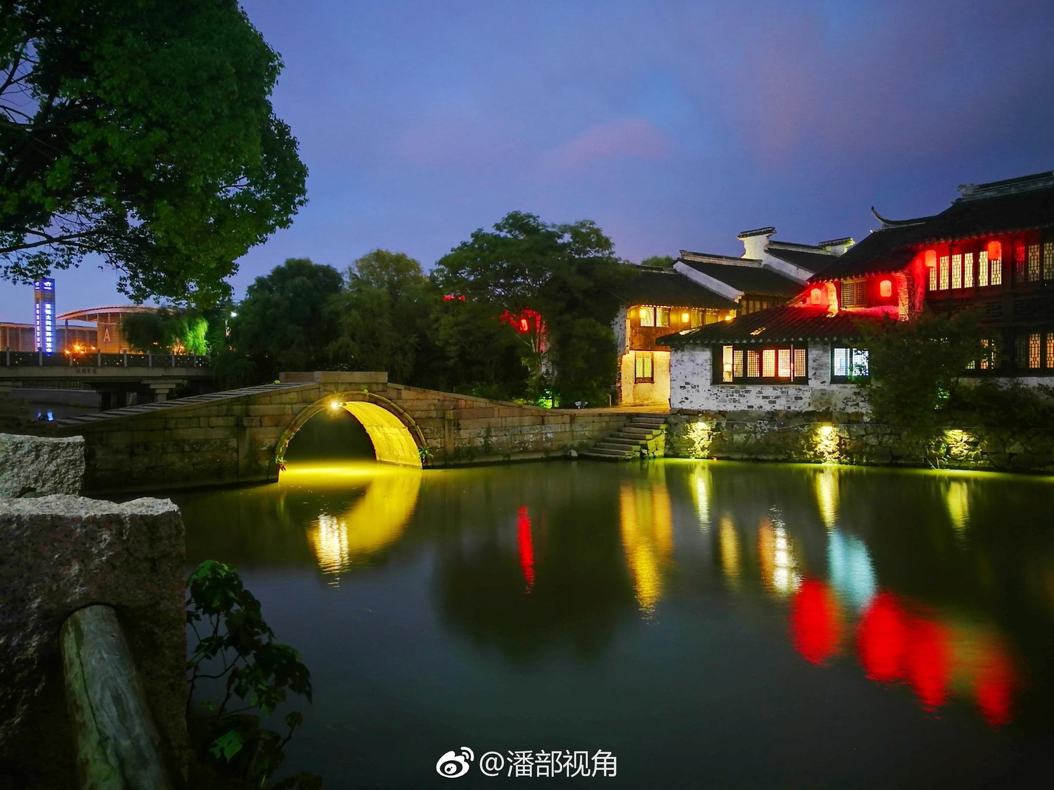 今晚,无锡巡塘古镇的夜空,充满了梦幻迷幻的感觉