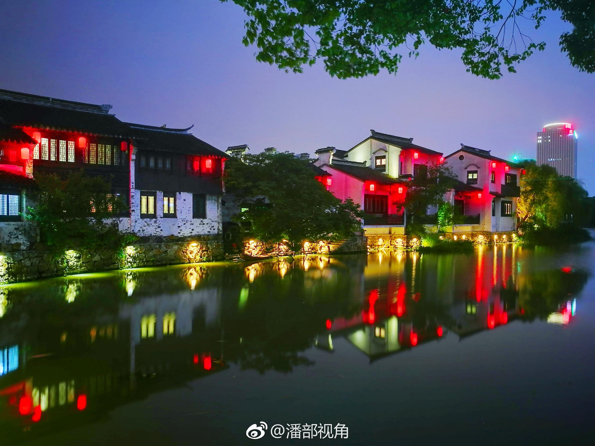 今晚,无锡巡塘古镇的夜空,充满了梦幻迷幻的感觉