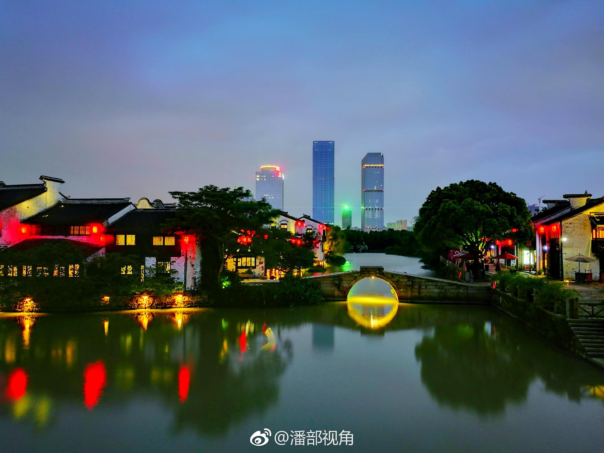 今晚,无锡巡塘古镇的夜空,充满了梦幻迷幻的感觉
