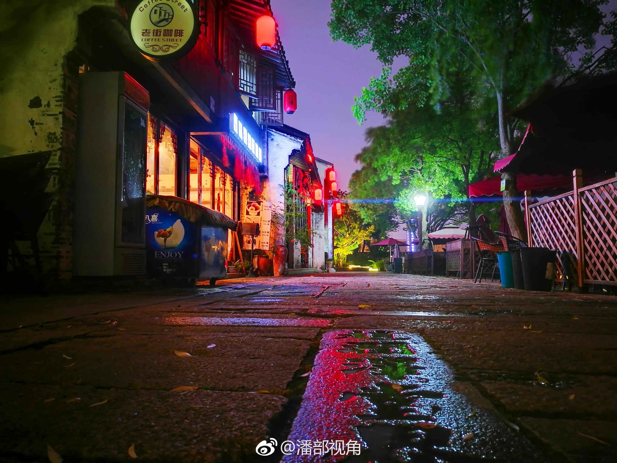今晚,无锡巡塘古镇的夜空,充满了梦幻迷幻的感觉