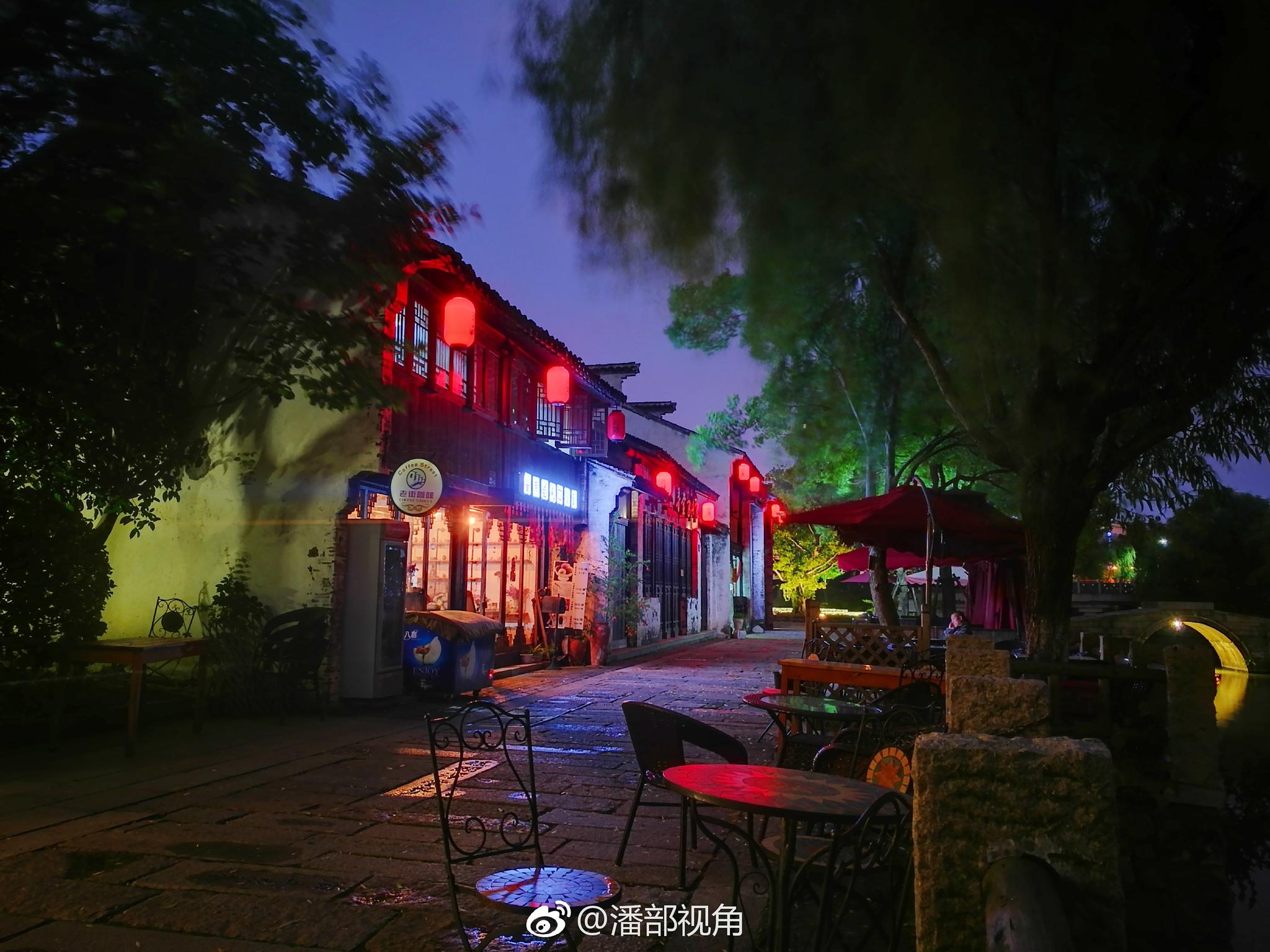 今晚,无锡巡塘古镇的夜空,充满了梦幻迷幻的感觉