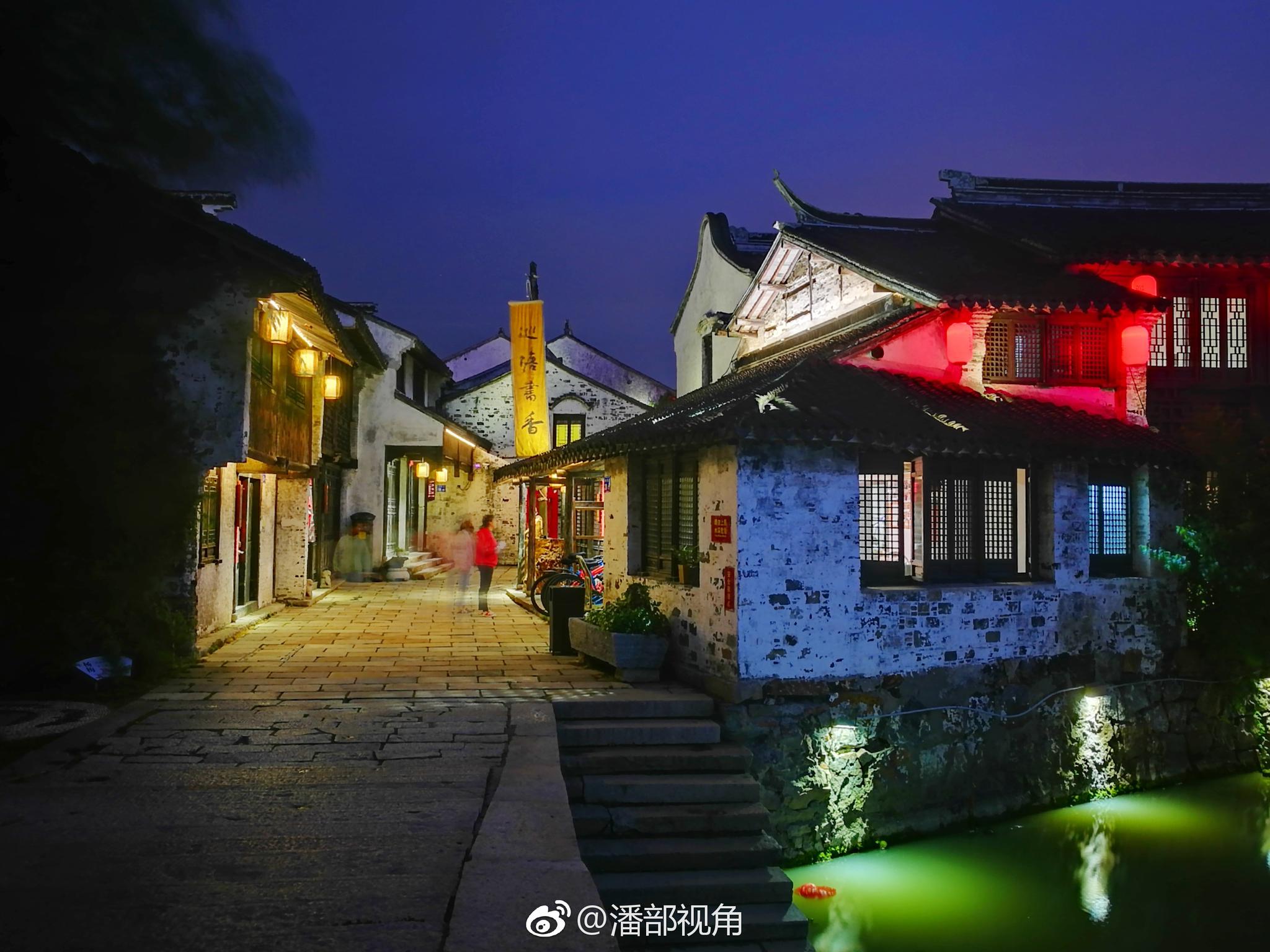 今晚,无锡巡塘古镇的夜空,充满了梦幻迷幻的感觉