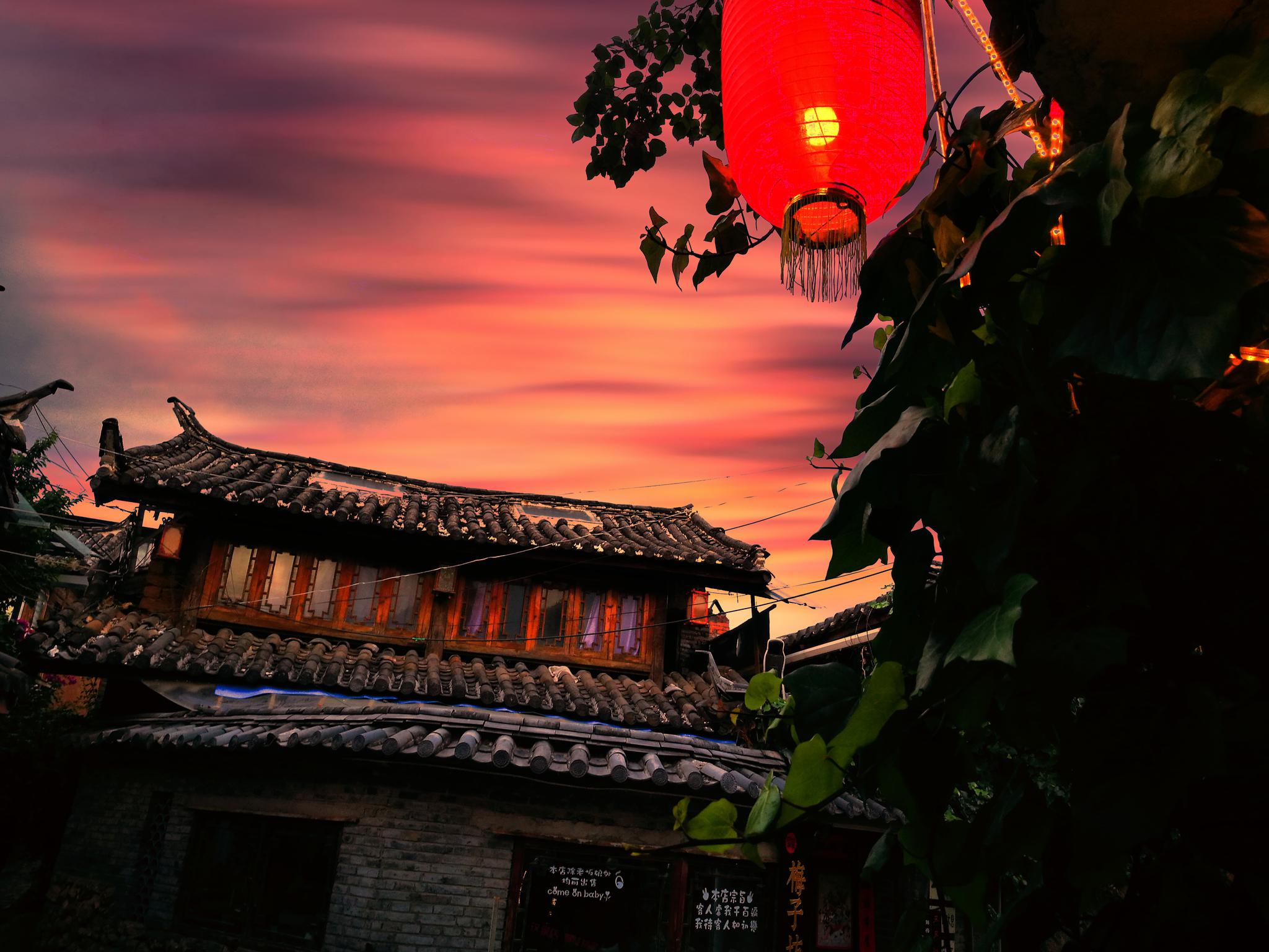 黄昏是从夕阳落下去的那一刻开始的.立于束河古镇小巷中