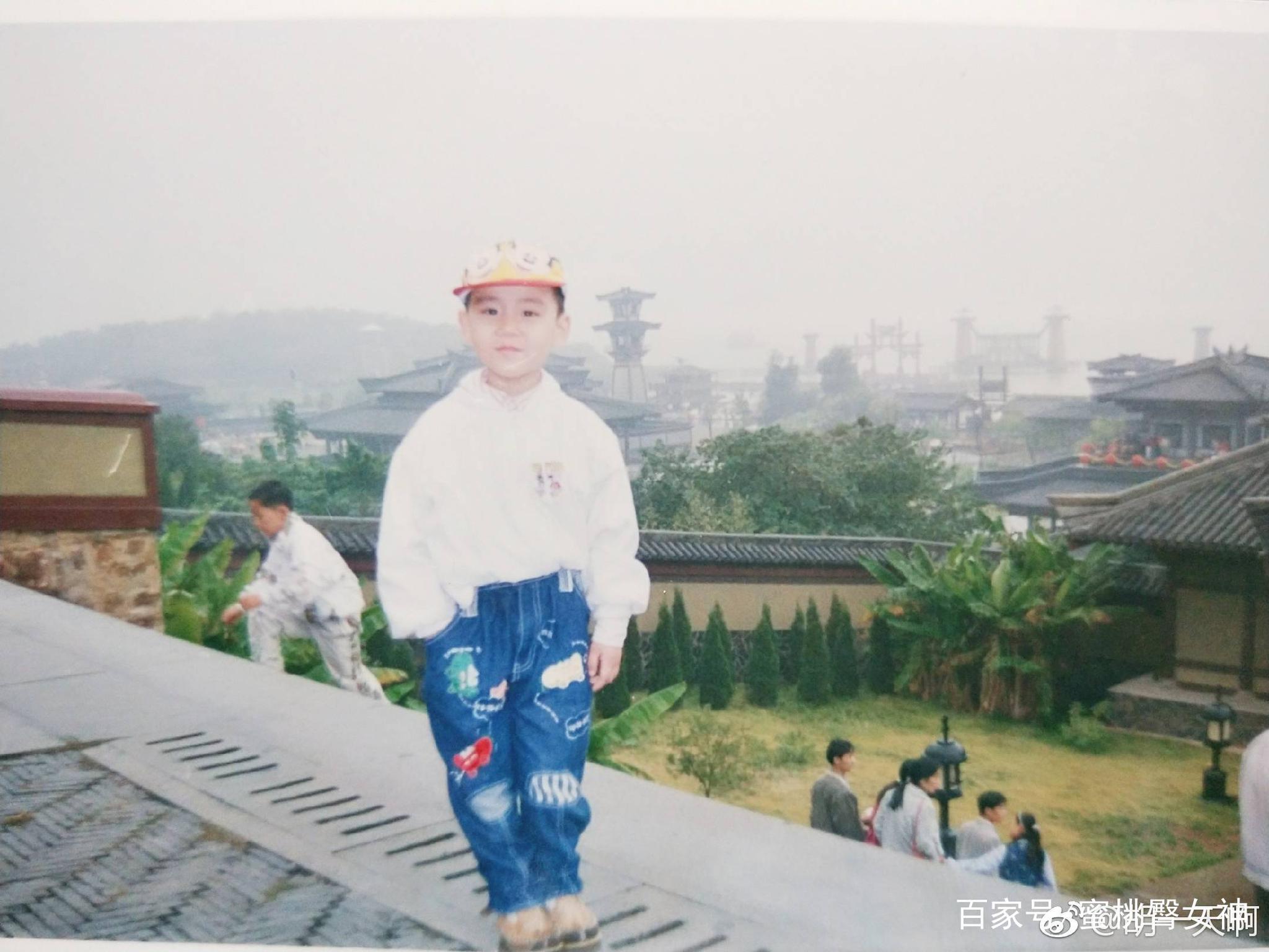 黄景瑜韩东君欧阳娜娜黄渤儿童节晒照明星最新童年照太可爱了