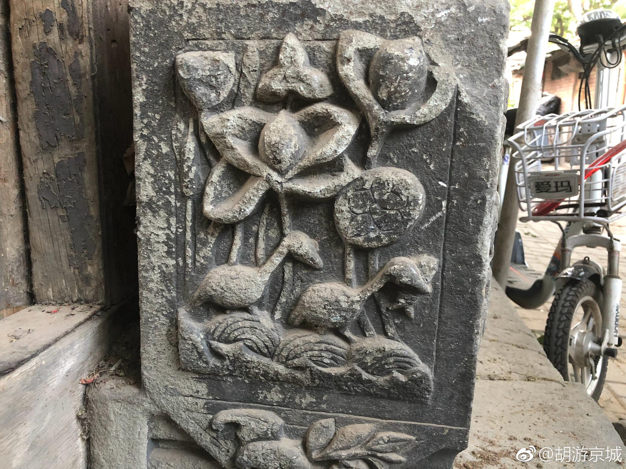 新街口藕芽胡同7号院精美的如意门砖雕和垂花门镂空木雕