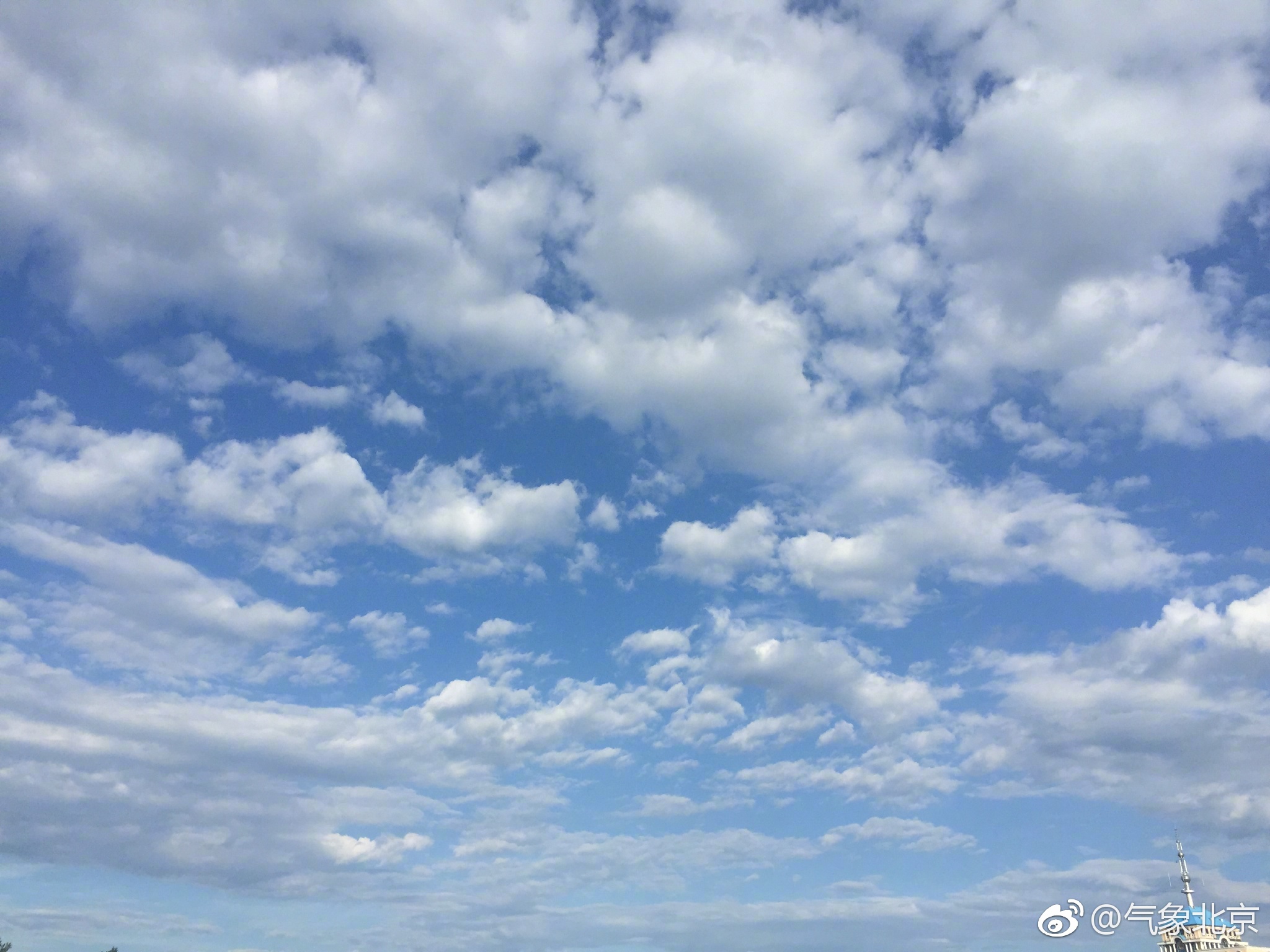 多云转晴,后半夜有轻雾,北风一二级,最低气温18℃;明天白天晴转多云