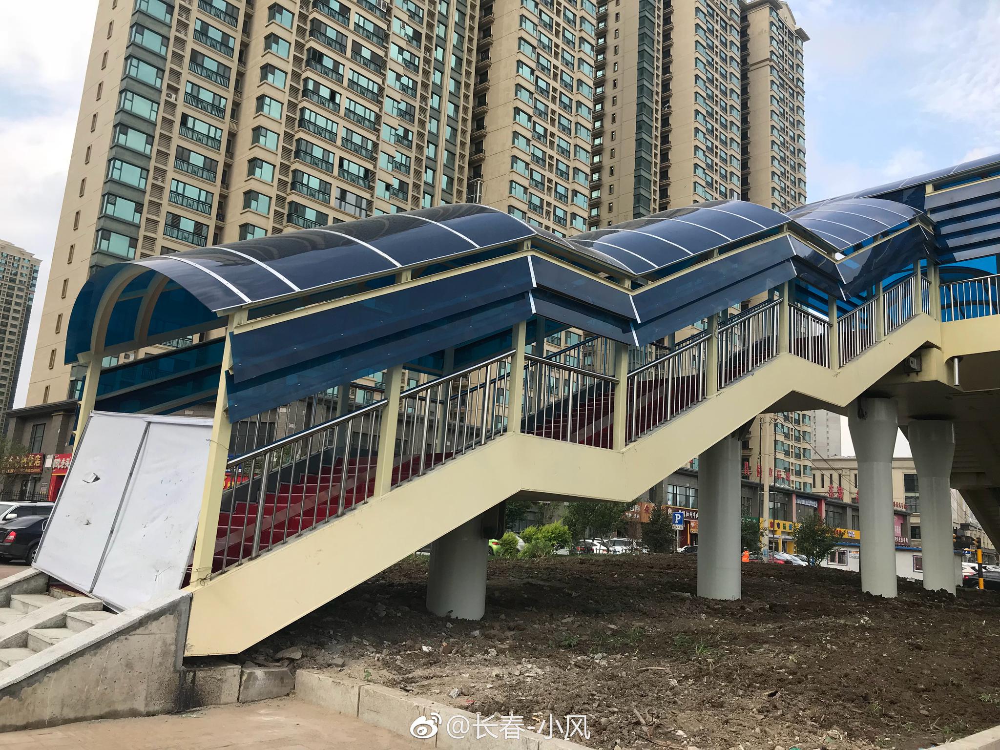 南四环过街天桥已经建好了