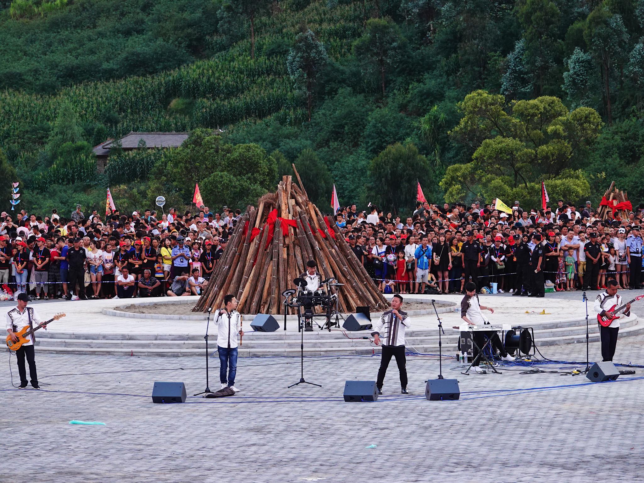 昨晚凉山西昌彝族火把节在洛古波,大箐,四合三个地方同时举办