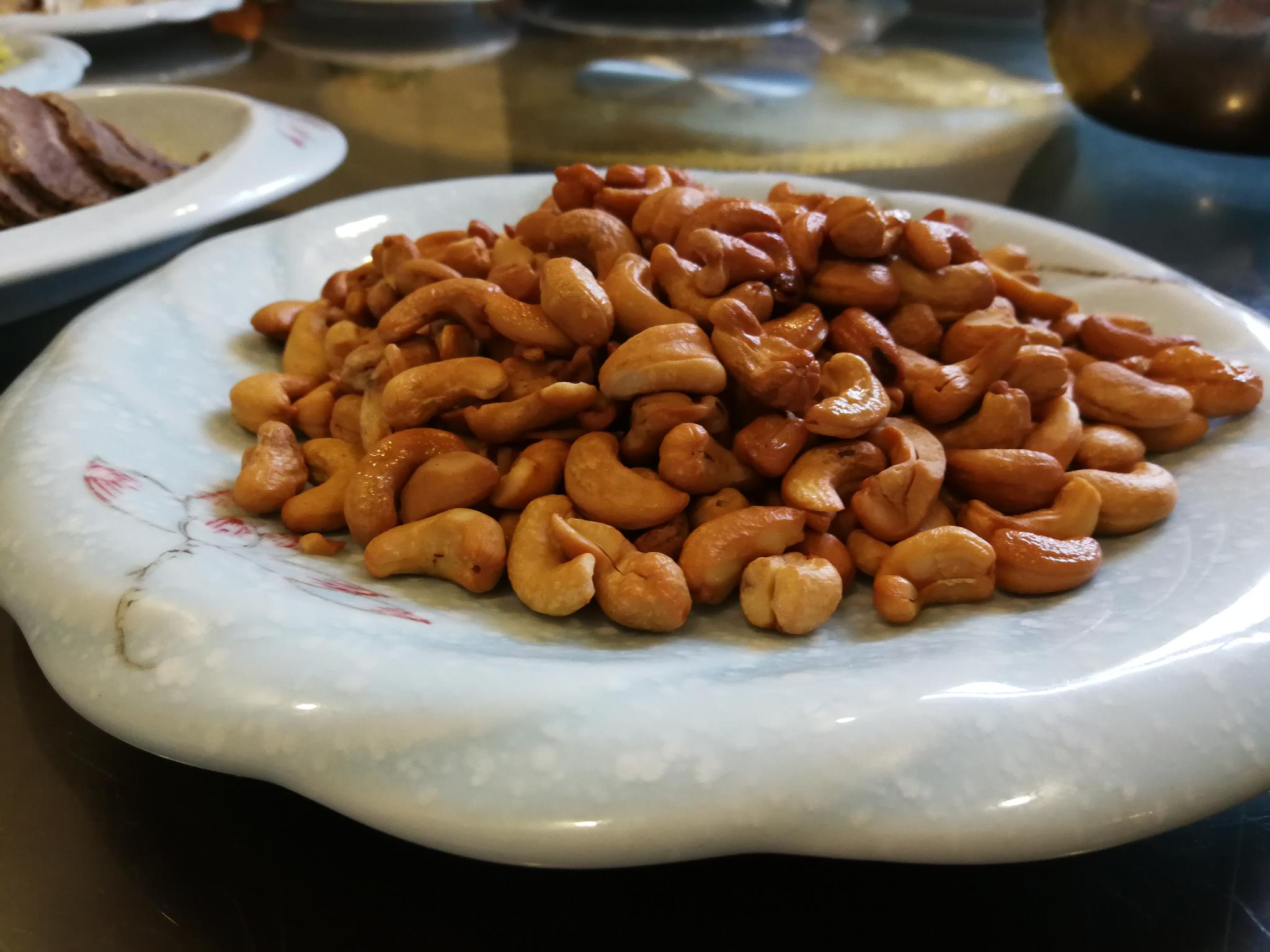 第二道,腰果,凉菜刚上桌,等待热菜的时间,吃上几粒腰果,这腰果是原味