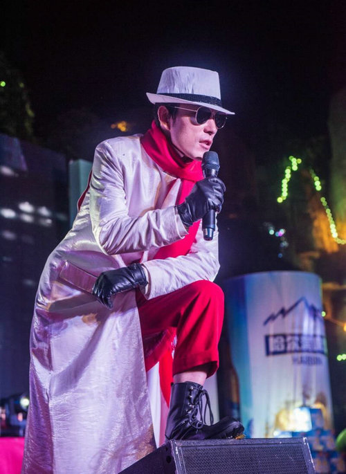 刘欢模仿者刘军杨鹏飞模仿的李玉刚,柔媚的歌声,妖娆的舞姿,比真人