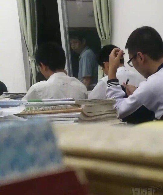 死亡镜头: 学生时代永远无法忘怀的恐怖画面,就是窗外的班主任!