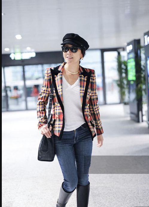 刘嘉玲现身机场 曼妙身姿回眸浅笑亲和力十足贵妇气十足