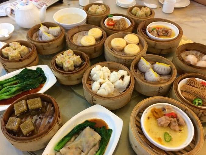 见识一下广州人到底有多爱喝早茶连暴雨浸街都阻止不了