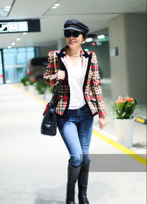 刘嘉玲现身机场 曼妙身姿回眸浅笑亲和力十足贵妇气十足