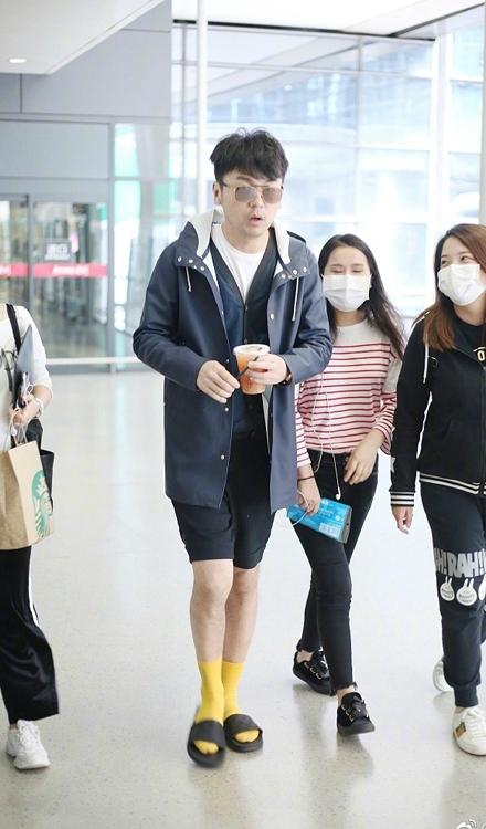 明星穿拖鞋出门范丞丞随意关晓彤接地气而他却像流浪汉