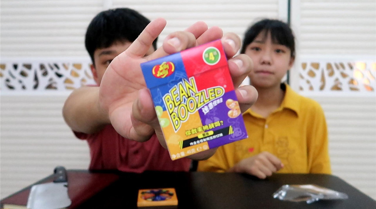 兄妹试吃"哈利波特怪味豆",妹妹总是吃到奇怪的味道,笑死啦