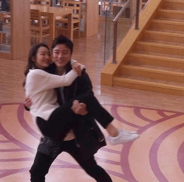 贾乃亮走出阴影,对王鸥公主抱,李小璐有感想吗