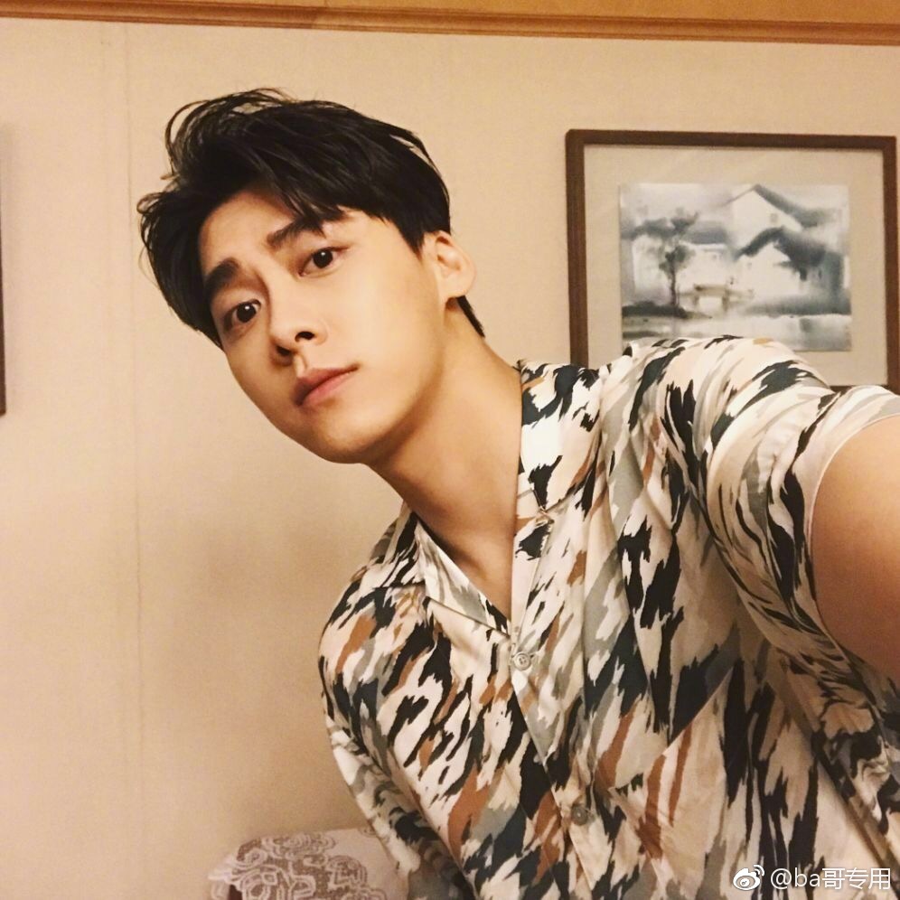 时隔四年,李易峰微博终于换头像了|李易峰|自拍|头像_新浪新闻