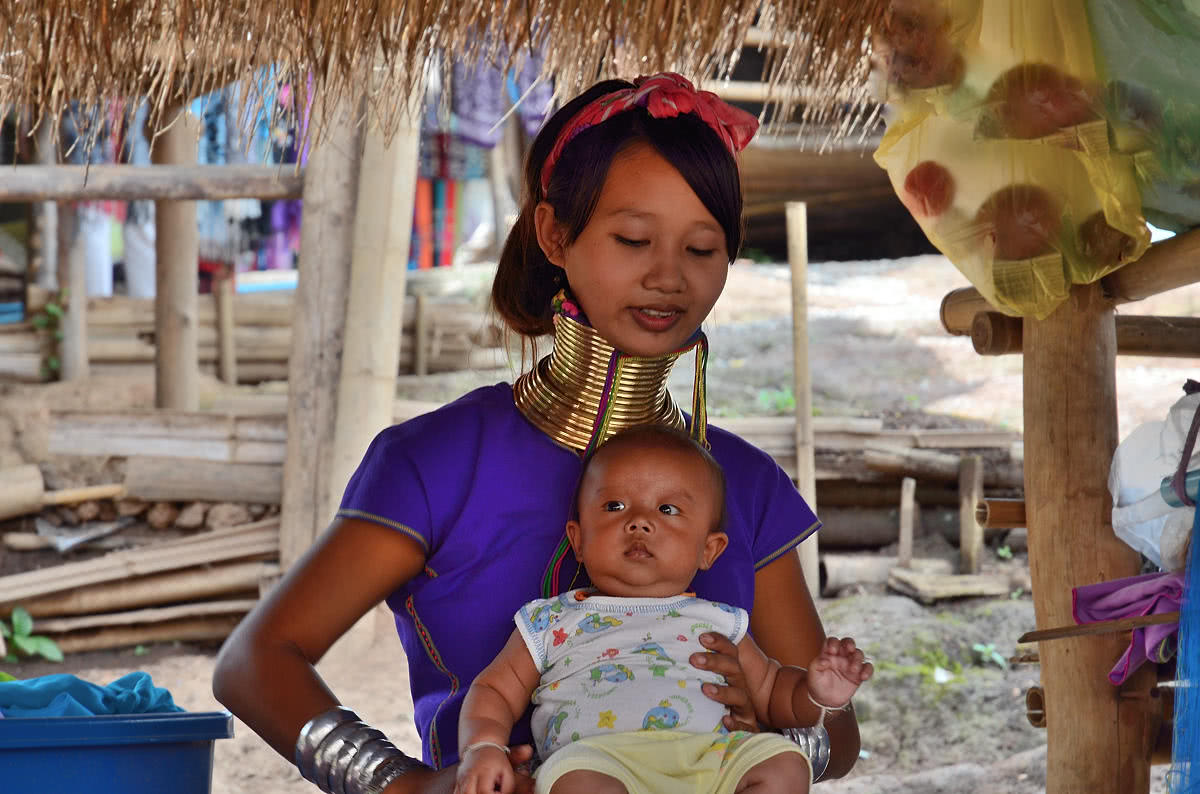 走进神秘长颈族部落取下铜环的样子太可怕