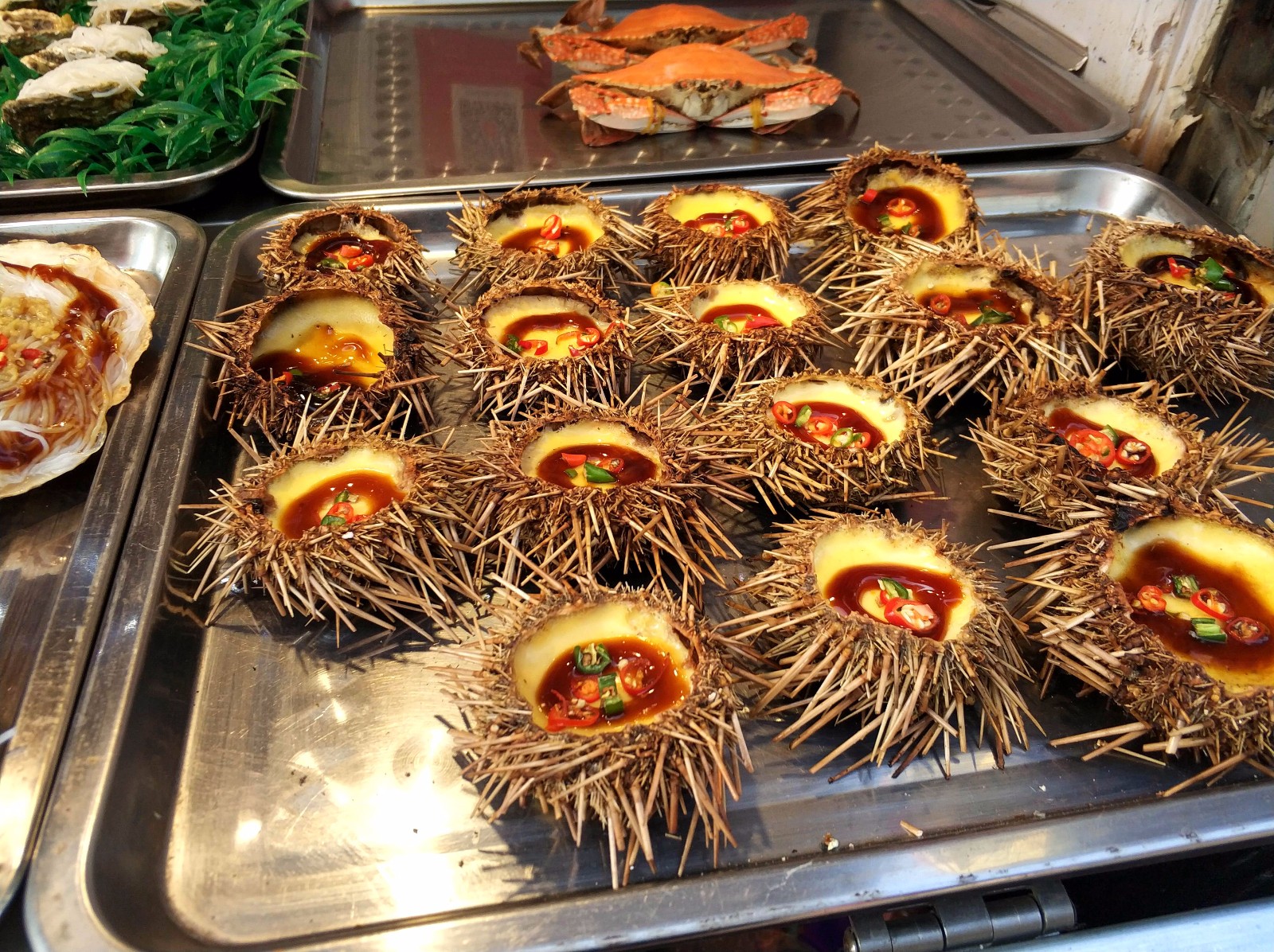 暮春四月 来青岛旅游 台东海鲜小吃"黏"人脚 烤大虾喝原浆啤酒