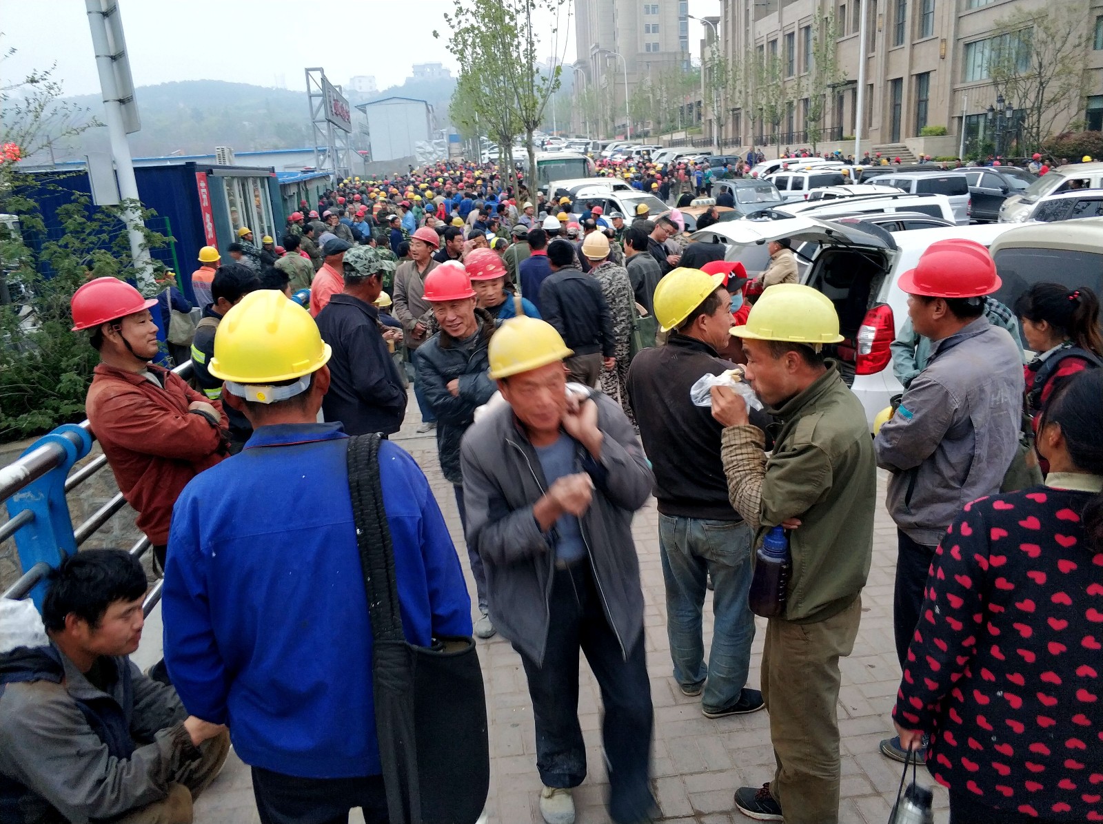 每天早上5点,大多数人还在睡梦中的时候,在城市一劳务市场内,近千名