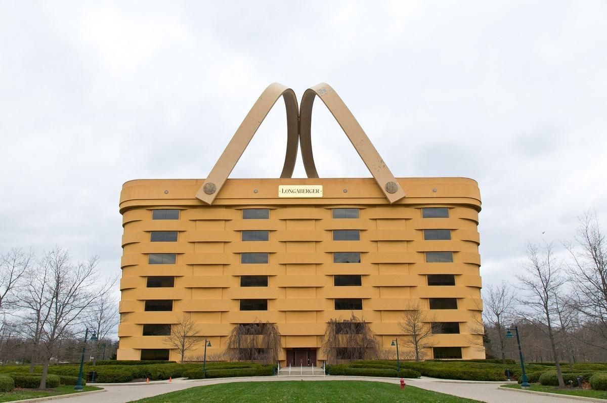 这栋大楼是美国一家篮子公司的总部,曾被评为全球最丑建筑